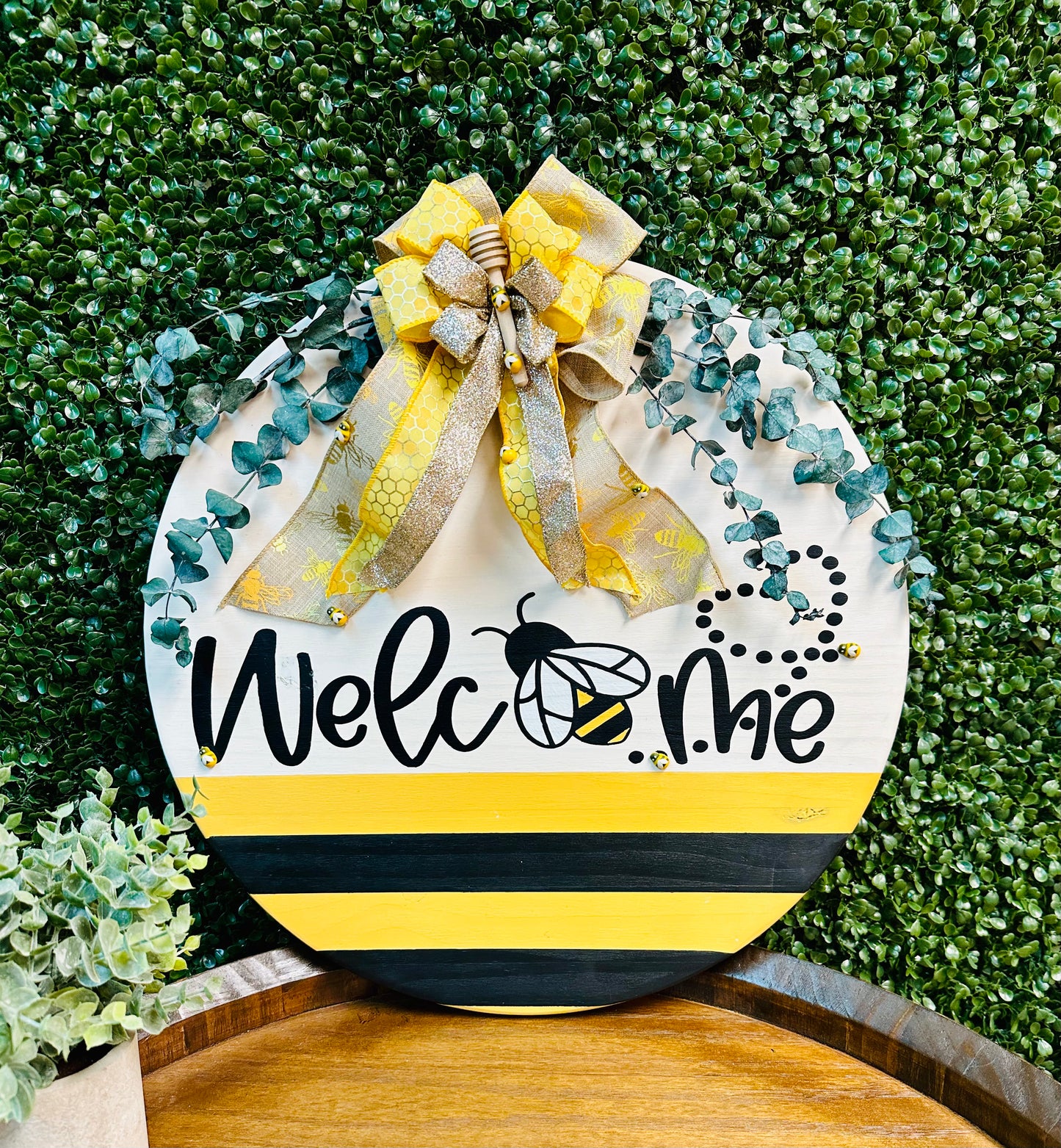 377-Welcome sign with bumble bee